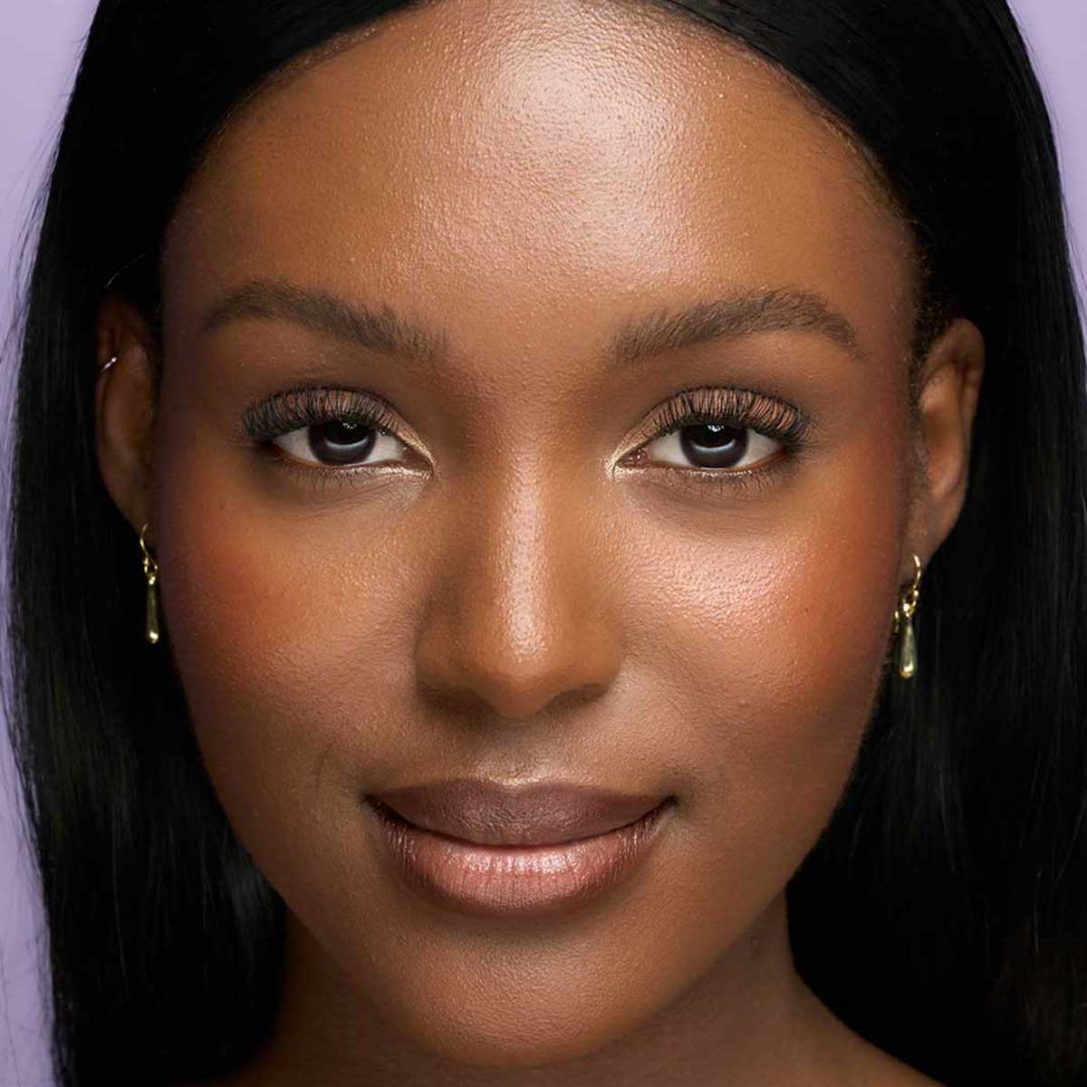 Nouveau Lashes Extend Model