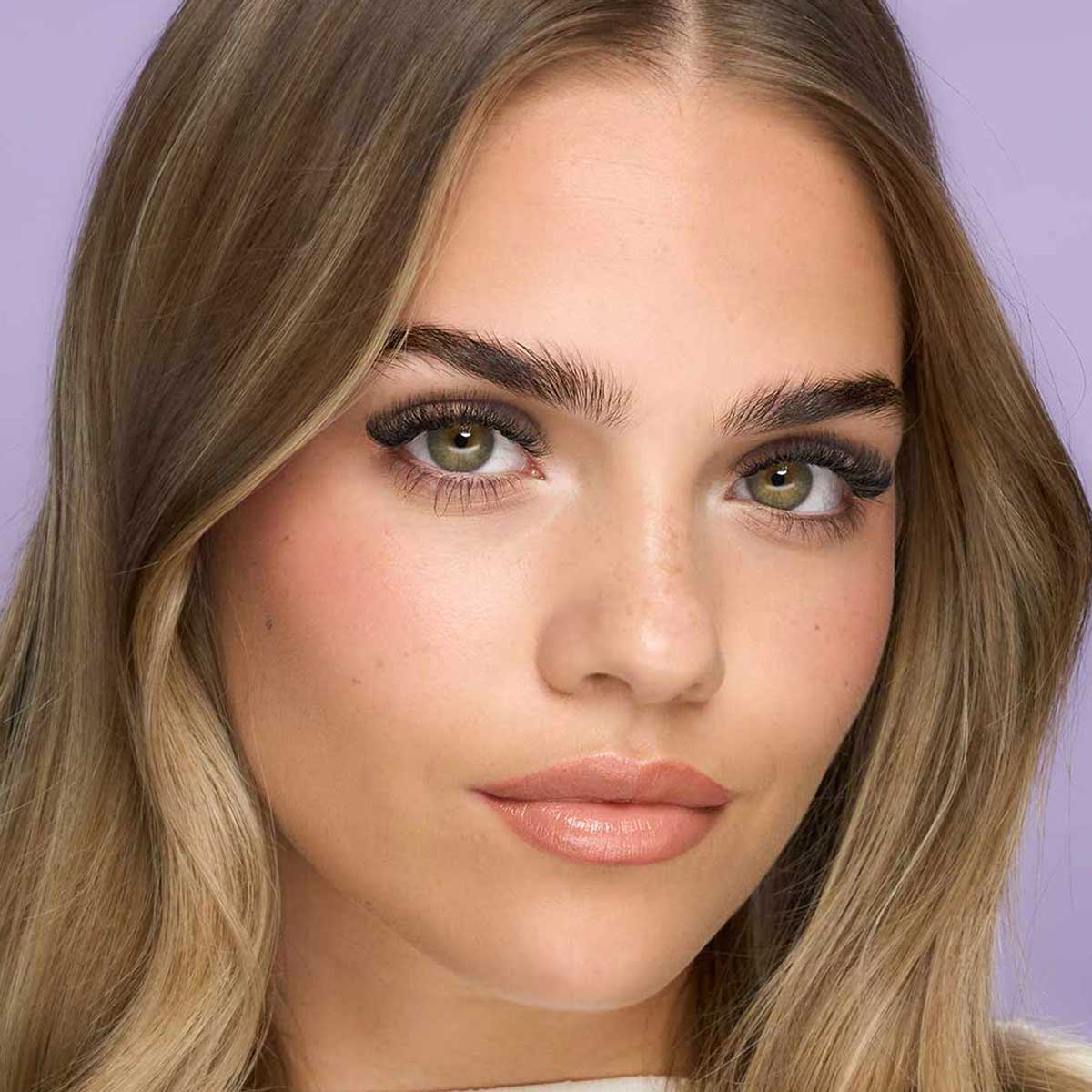 Nouveau Lashes Volume Model