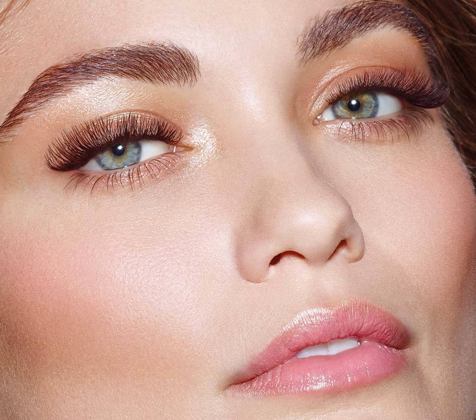 Light, wispy hybrid lashes. A mix of classic and volume extensions