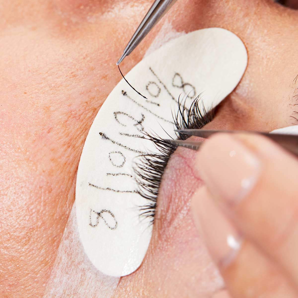 eyelash extension isolation with tweezers and undereye pads